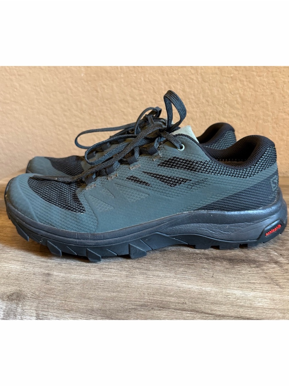Salomon Goretex OUTline GTX hiking shoes Men’s 8 waterproof